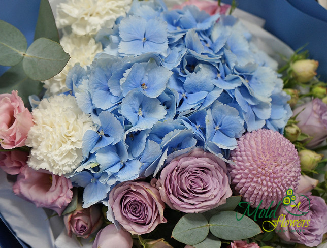 Букет из голубой гортензии и фиолетовых роз Фото